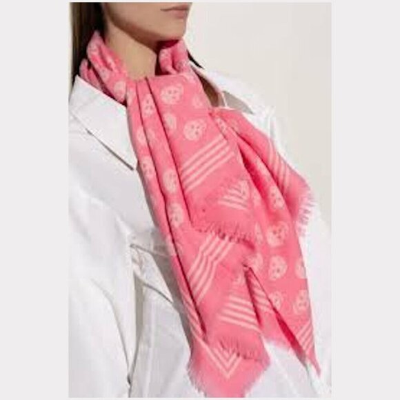 Alexander McQueen Iconic Pink Skull Logo Fringe Wool Scarf NWT - Picture 2 of 2